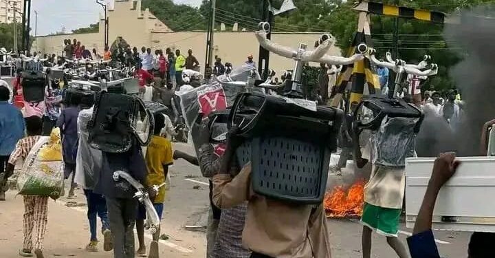 #EndBadGovernanceProtest: Hoodlums hijack protest to loot yet-to-be-commissioned NCC Industrial Pack in Kano (Photos/Video)