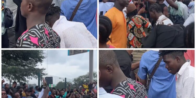 Protesters dance to some old Nigerian music at the protest ground in Ojota, Lagos (video)