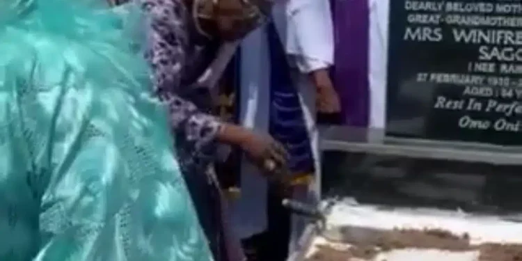 Elderly woman rain curses on whomever caused her pain as she buries her 94 years old sister (video)