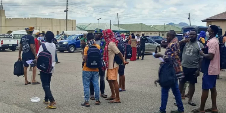 400 Nigerians deported from UAE (video)
