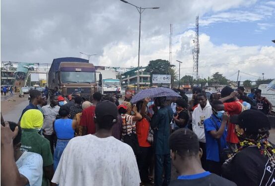 Soldiers invited as UNIBEN students block highway over power outage (video)