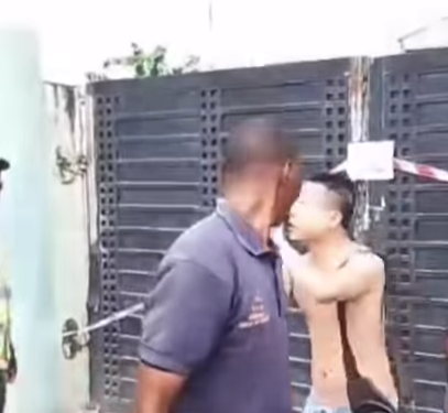 Chinese man tears naira notes after Lagos Govt officials reportedly sealed his company (video)