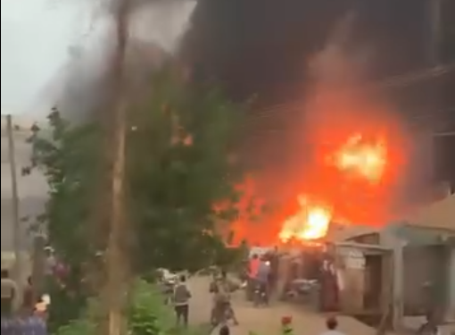 Motorists, residents and others scamper for safety as petrol tanker catches fire in Ibadan (videos)