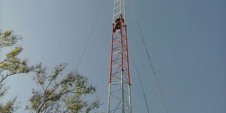 Mast falls and kills man in Edo