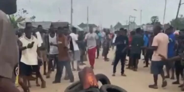 Angry mob set two men ablaze in Delta community after accusing them of being kidnappers