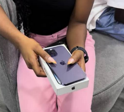 Lady arrests ex-boyfriend for taking back phone he bought after their breakup