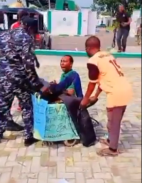 Nigerian Police beats a disabled protester on a wheelchair at Bauchi govt house (video)