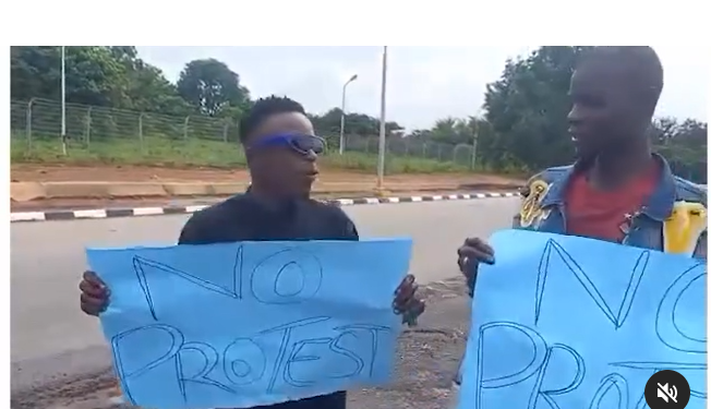 Man lends his voice to #endbadgovernanceinnigeria protest against hunger while carrying a placard that is anti-protest (video)