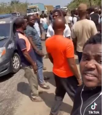 Police officers forced to pay ‘N350k’ after breaking rear glass of a transport company’s bus at Lagos-Benin expressway