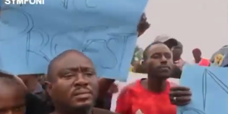 Moment pro-government protester appealed to journalist not to air his interview after failing to defend govt policies (video)